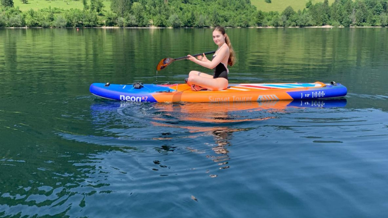 neon x7 sunset tourer nafukovaci paddleboard na vode